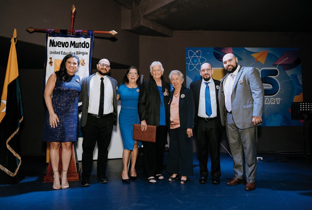 Celebrando 45 Años de Excelencia Educativa: Bodas de Zafiro